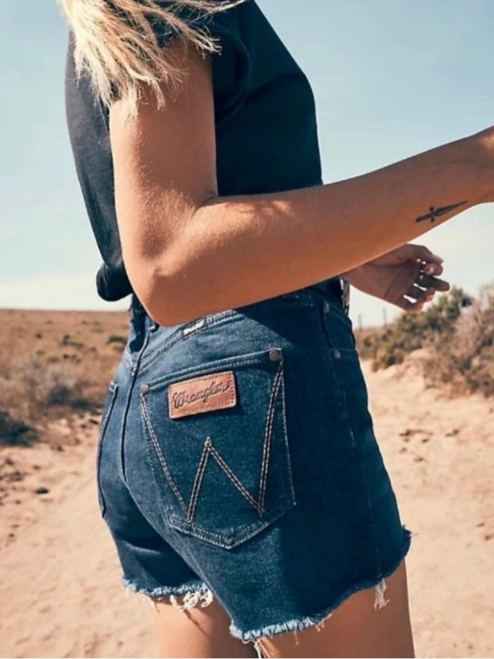 WRANGLER Retro High Rise Leather Logo Cutoff Denim Jean Shorts Size 28